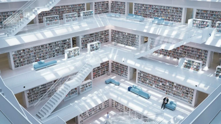 Foto da biblioteca municipal de Stuttgart, na Alemanha, com um visual futurista branco e iluminano