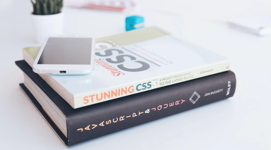 Dois livros sobre CSS e JavaScript sobre uma mesa