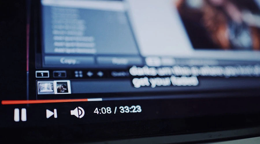 Foto de close da barra de progresso de um vídeo do youtube na tela do computador