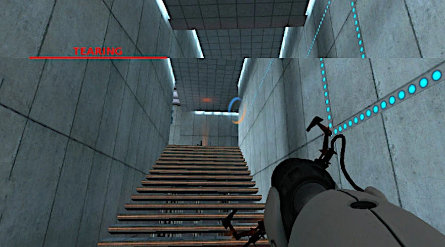 Image mostra o jogo Portal com um exemplo de screen tearing cortando a imagem ao meio com dois quadros entrepostos