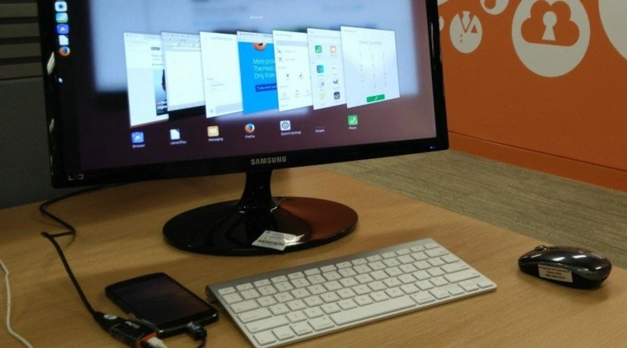 Foto de um celular rodando Ubuntu conectado a um monitor de computador