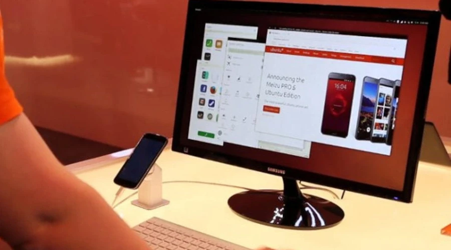 Foto de um celular rodando Ubuntu conectado a um monitor de computador