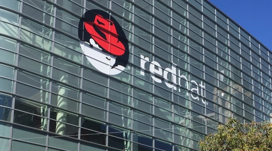 Logo da Red Hat na fachada de um prédio