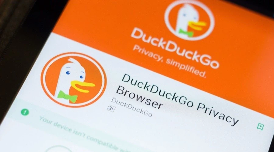 Foto mostra tela de celular com o instalador do navegador de privacidade do DuckDuckGo