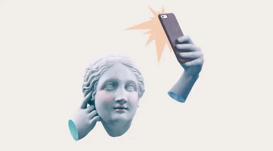 Estátua grega fazendo uma selfie com um iPhone