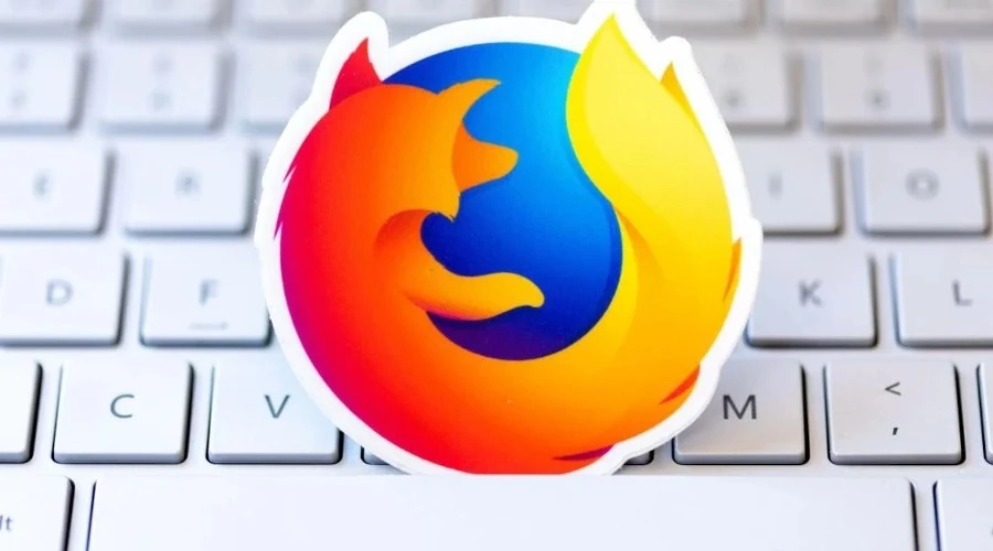 Foto mostra logo do Mozilla Firefox sobre um teclado branco