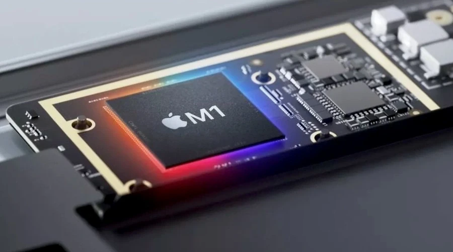 Processador Apple M1 montado em uma pequena placa-mãe de MacBook Air
