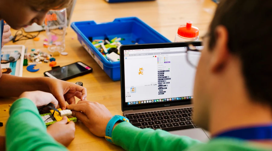 Crianças usando Scratch para aprender robótica