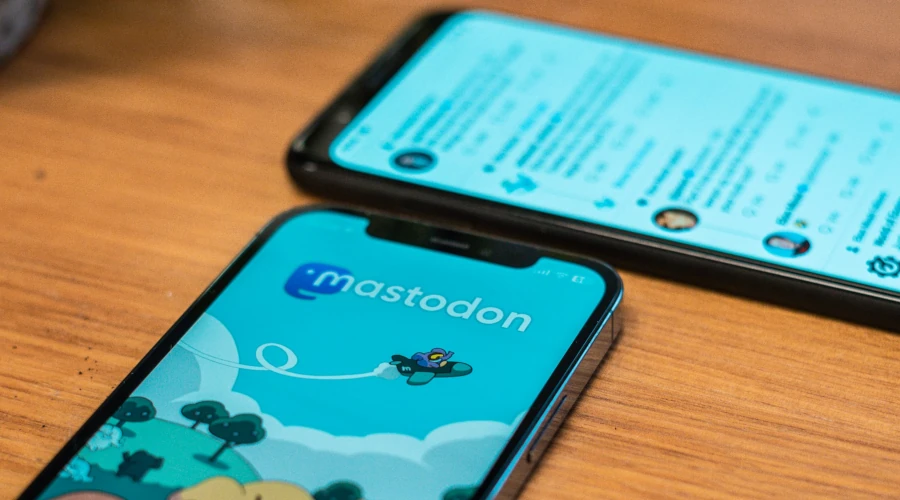Dois smartphones com o app do Mastodon aberto em ambas as telas