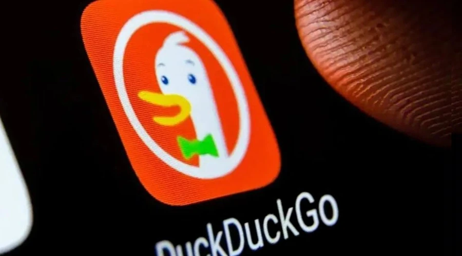 Ícone do aplicativo do DuckDuckGo sendo pressionado por um dedo