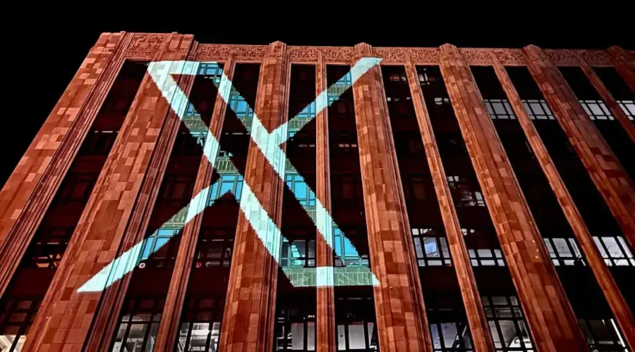Logo X projetado na fachada do prédio do Twitter