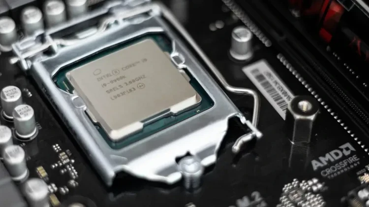 Processador Intel Core i9 9900k em uma placa-mãe