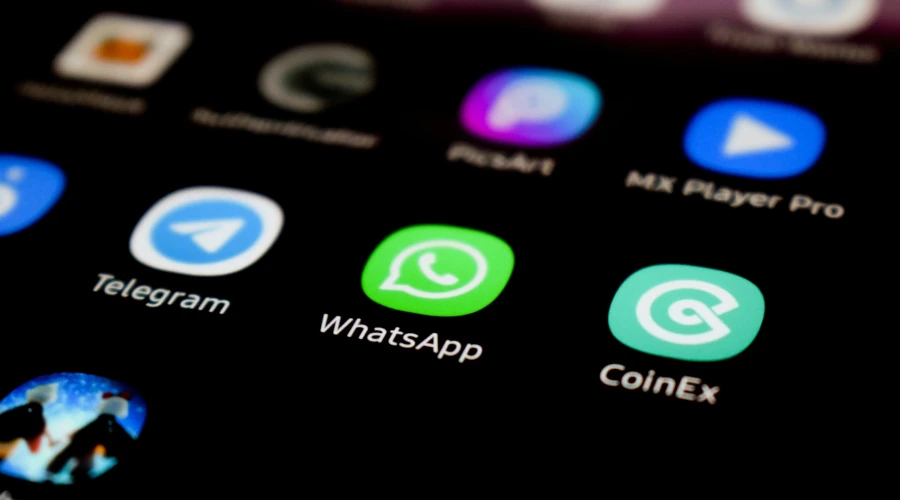 Foto de ícones de aplicativos no Android mostra Telegram, WhatsApp e CoinEx lado a lado