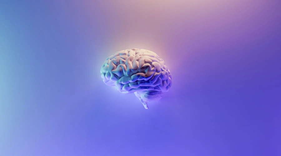 cérebro artificial flutuando contra um fundo com luzes azul, dourada e lilás