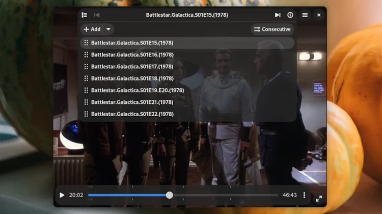 Captura de tela mostra um episódio de Battlestar Galactica de 1978 sendo reproduzido no Clapper, sobreposto por uma lista de episódios subsequentes do mesmo seriado