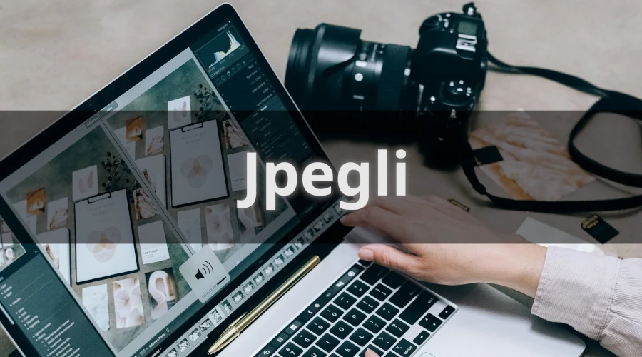 palavra jpegli com uma foto de fundo mostrando um fotógrafo editando imagens em um macbook com uma câmera digital ao lado