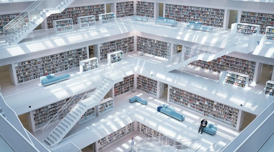 Foto da biblioteca municipal de Stuttgart, na Alemanha, com um visual futurista branco e iluminano