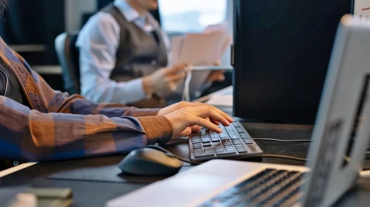 Homens trabalhando em computadores em um escritório