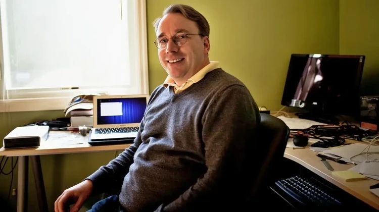 Linus Torvalds em seu home office, em 2015
