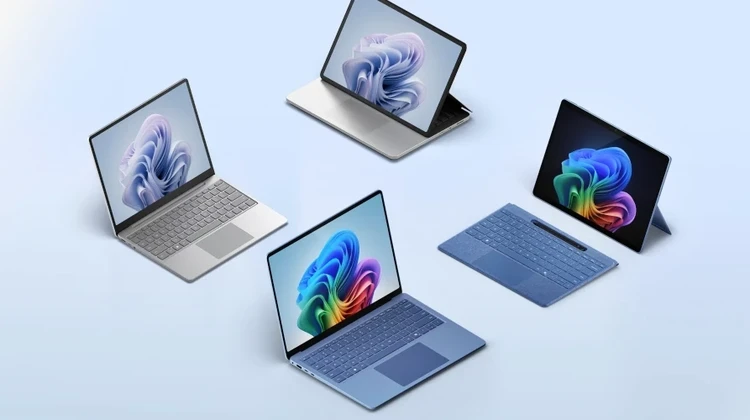 Fotos de quatros dispositivos Surface Pro em exibição