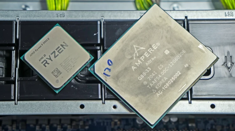 Chips AMD Ryzen 9 5900X ao lado do Ampere Altra
