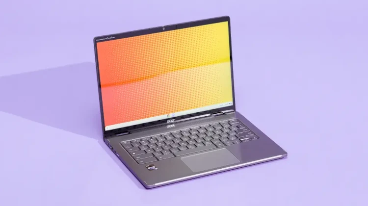 Chromebook da Acer aberto em um fundo lilás