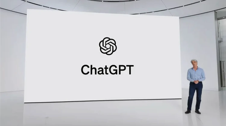 Executivo Craig Federighi durante evento da Apple sobre recursos de inteligência artificial, em frente a um painel branco que mostra a logo do ChatGPT