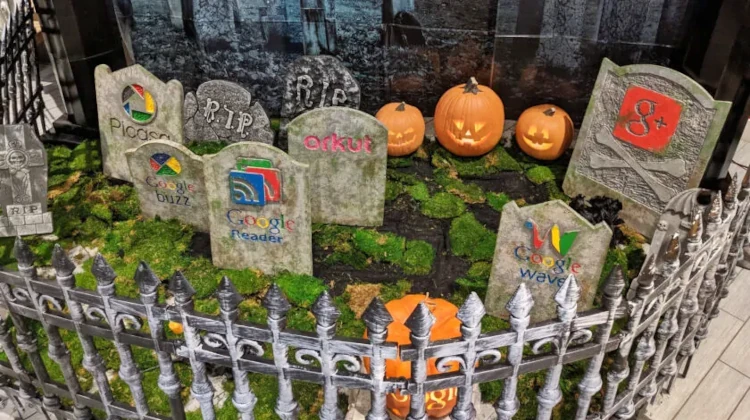 Decoração de Halloween com várias lápides de serviços do Google