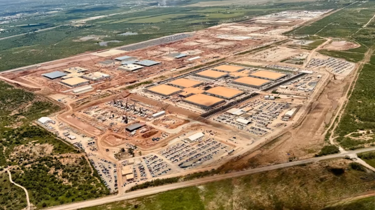 Imagem aérea mostra gigantesco canteiro de obras com vários prédios retangulares interconectados que vão abrigar data centers de IA