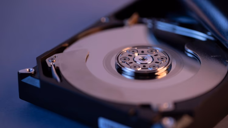 Close de um disco rígido aberto