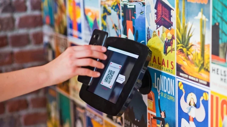 Pessoa escaneando qr code em um leitor de códigos
