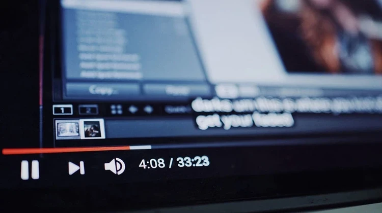 Foto de close da barra de progresso de um vídeo do youtube na tela do computador