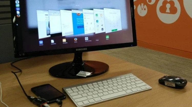 Foto de um celular rodando Ubuntu conectado a um monitor de computador