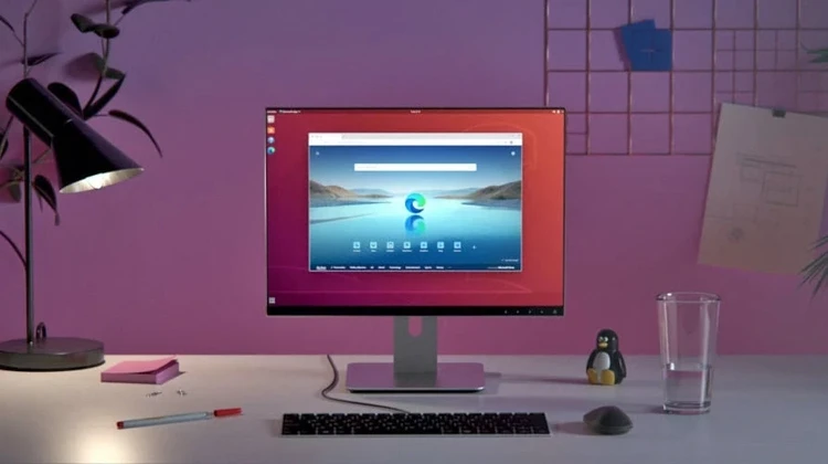 Monitor exibe desktop do Ubuntu com janela do Microsoft Edge aberta no centro da tela