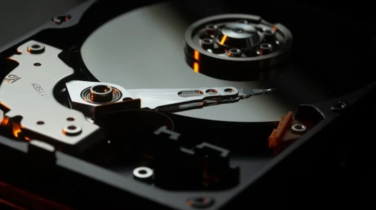 Disco rígido aberto com luz dramática