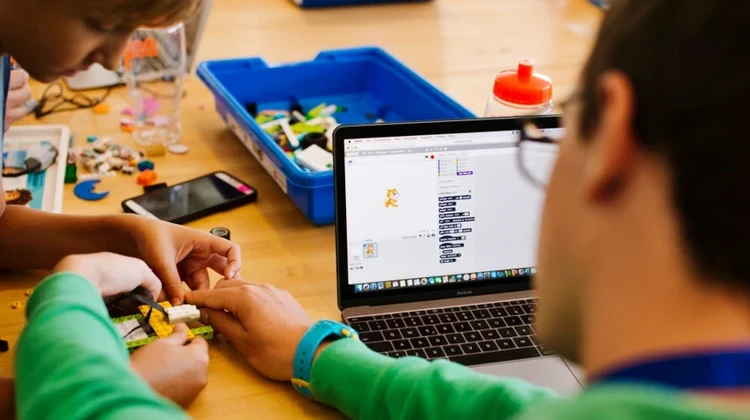 Crianças usando Scratch para aprender robótica