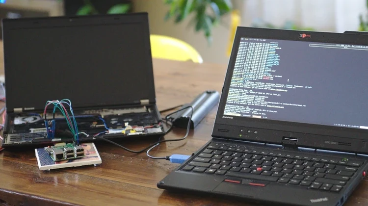 Dois notebooks rodando Coreboot