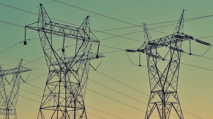 Torres de alta tensão durante o entardecer