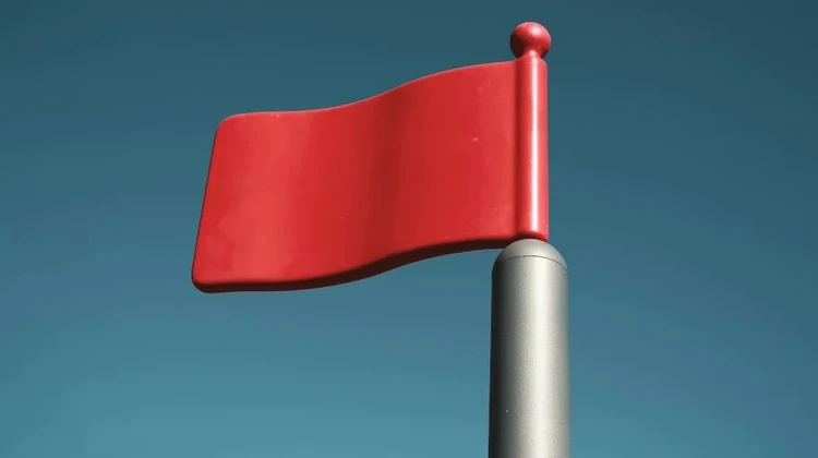 Foto macro de bandeira vermelha de brinquedo