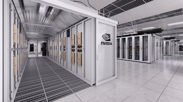 Sala de data center da Nvidia com vários hacks de servidores enfileirados, um ambiente iluminado e majoritariamente branco